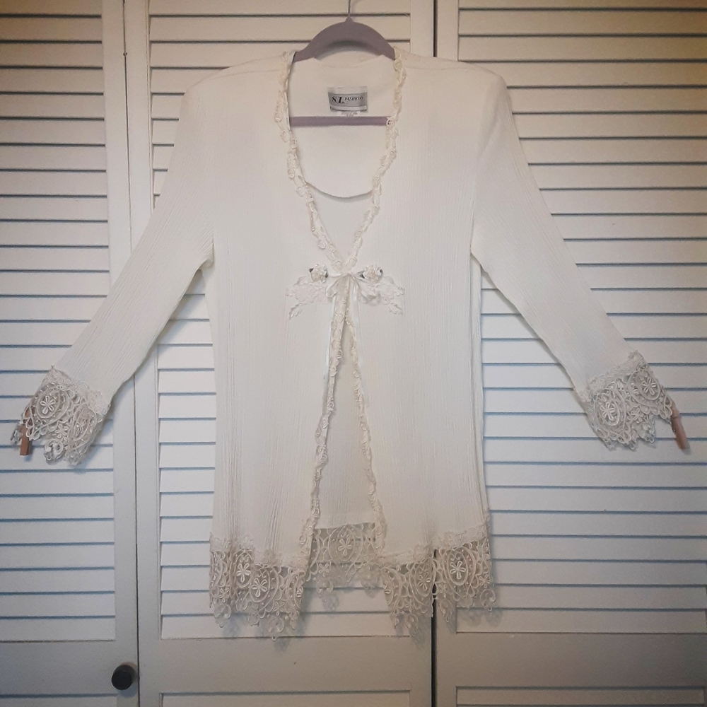 Vintage Lace & Crinkle Textured Wedding Reception Dress with Jacket - Picture 5 of 16